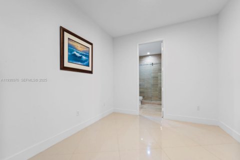 Condo in Sunny Isles Beach, Florida, 2 bedrooms  № 1989238 - photo 22