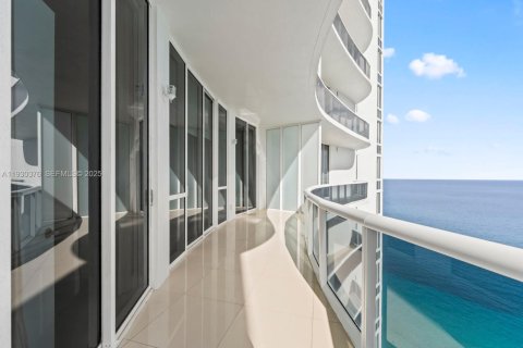 Condo in Sunny Isles Beach, Florida, 2 bedrooms  № 1989238 - photo 29