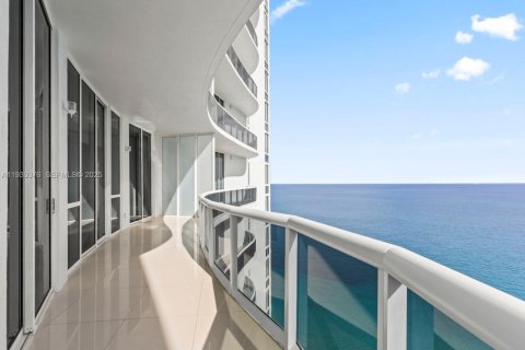 Condo in Sunny Isles Beach, Florida, 2 bedrooms  № 1989238 - photo 2