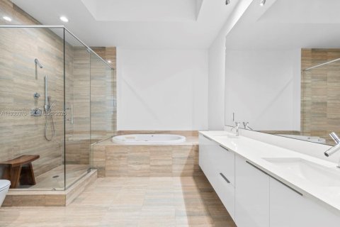 Condo in Sunny Isles Beach, Florida, 2 bedrooms  № 1989238 - photo 17