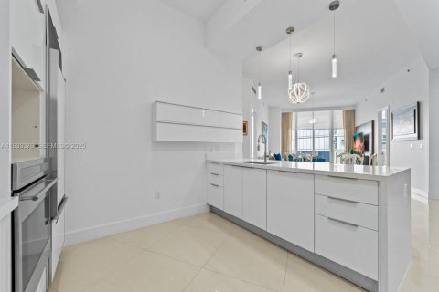 Condo in Sunny Isles Beach, Florida, 2 bedrooms  № 1989238 - photo 13