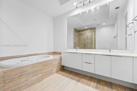 Condo in Sunny Isles Beach, Florida, 2 bedrooms  № 1989238 - photo 19