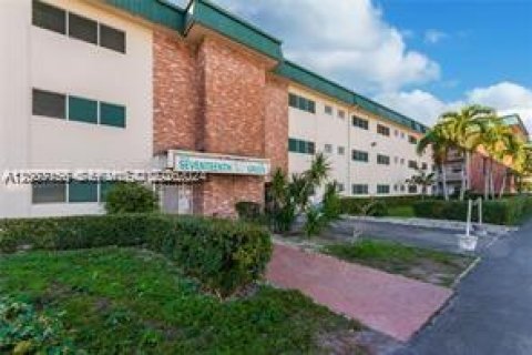 Condo in Hallandale Beach, Florida, 2 bedrooms  № 2066738