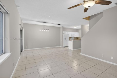 Townhouse in Dania Beach, Florida 3 bedrooms, 141.21 sq.m. № 2041134 - photo 8
