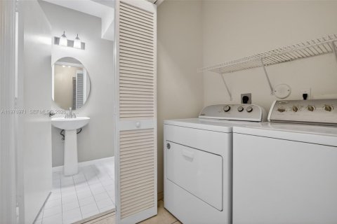 Townhouse in Dania Beach, Florida 3 bedrooms, 141.21 sq.m. № 2041134 - photo 21