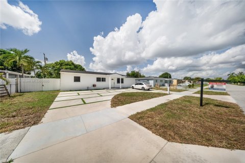 Villa ou maison à vendre à Miami Gardens, Floride: 3 chambres, 118.36 m2 № 1788531 - photo 26
