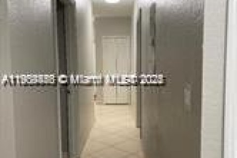 Touwnhouse à louer à Hialeah, Floride: 3 chambres, 115.66 m2 № 1965165 - photo 13