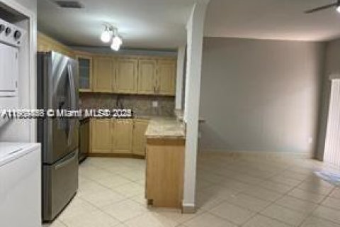 Touwnhouse à louer à Hialeah, Floride: 3 chambres, 115.66 m2 № 1965165 - photo 7