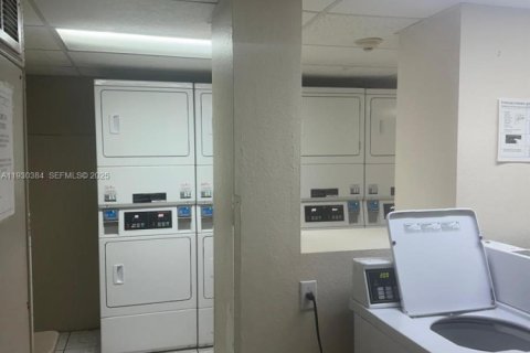 Condo in North Miami, Florida, 1 bedroom № 1989163 - photo 11