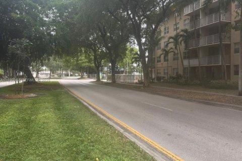 Condo in North Miami, Florida, 1 bedroom № 1989163 - photo 3