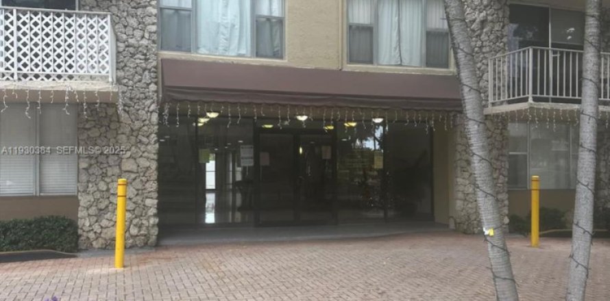 Condo in North Miami, Florida, 1 bedroom № 1989163