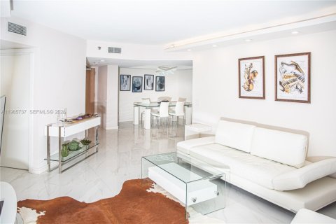 Снять в аренду кондоминиум в Санни-Айлс-Бич, Флорида 2 спальни, 135.64м2, № 2027386 - фото 2