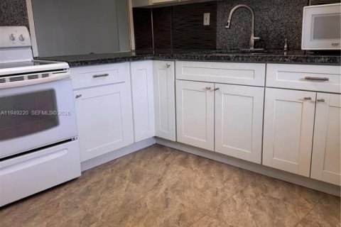 Condominio en alquiler en Tamarac, Florida, 2 dormitorios, 117.99 m2 № 2010351 - foto 13