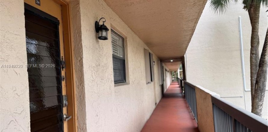 Condominio en Tamarac, Florida, 2 dormitorios  № 2010351