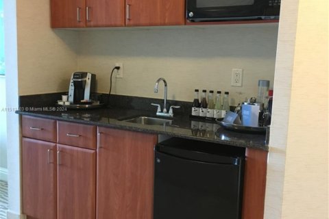 Купить кондоминиум в Санни-Айлс-Бич, Флорида 51.19м2, № 1984931 - фото 3