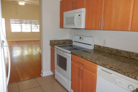 Снять в аренду кондоминиум в Бей-Харбор-Айлендс, Флорида 2 спальни, 100.33м2, № 1992636 - фото 2