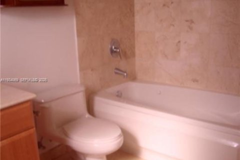 Снять в аренду кондоминиум в Бей-Харбор-Айлендс, Флорида 2 спальни, 100.33м2, № 1992636 - фото 7