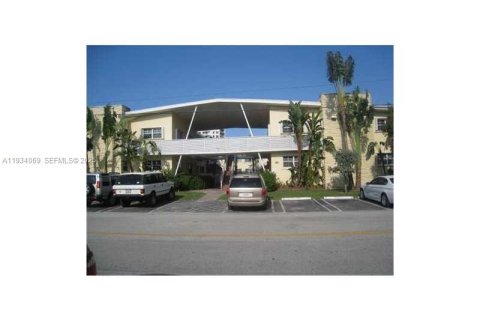 Снять в аренду кондоминиум в Бей-Харбор-Айлендс, Флорида 2 спальни, 100.33м2, № 1992636 - фото 1