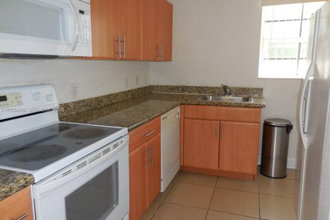 Снять в аренду кондоминиум в Бей-Харбор-Айлендс, Флорида 2 спальни, 100.33м2, № 1992636 - фото 3