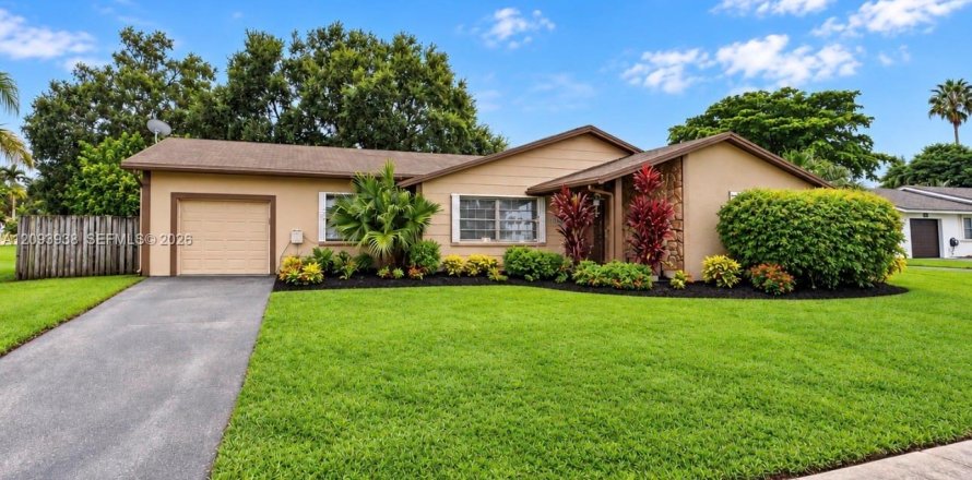 House in Homestead, Florida 3 bedrooms, 163.6 sq.m. № 2383258