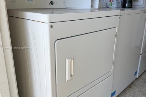 Снять в аренду квартиру в Форт-Лодердейл, Флорида 2 спальни, 1277.87м2, № 1986590 - фото 11