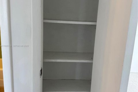 Снять в аренду квартиру в Форт-Лодердейл, Флорида 2 спальни, 1277.87м2, № 1986590 - фото 8