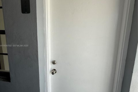 Снять в аренду квартиру в Форт-Лодердейл, Флорида 2 спальни, 1277.87м2, № 1986590 - фото 2