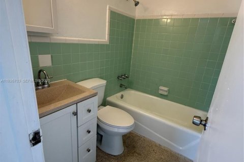 Снять в аренду квартиру в Форт-Лодердейл, Флорида 2 спальни, 1277.87м2, № 1986590 - фото 9