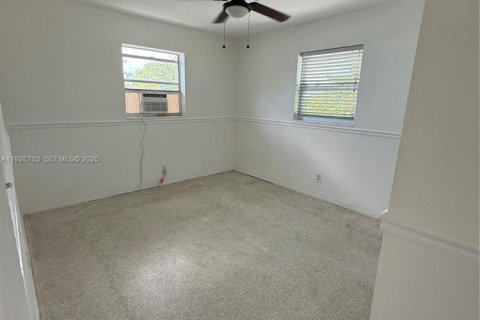 Снять в аренду квартиру в Форт-Лодердейл, Флорида 2 спальни, 1277.87м2, № 1986590 - фото 4