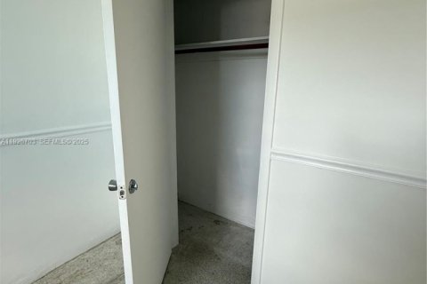 Снять в аренду квартиру в Форт-Лодердейл, Флорида 2 спальни, 1277.87м2, № 1986590 - фото 5