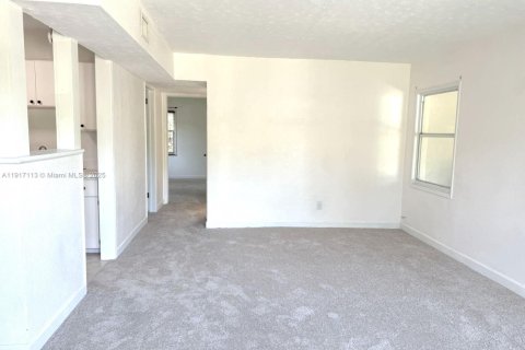 House in Vero Beach, Florida 3 bedrooms, 101.64 sq.m. № 1973394 - photo 2