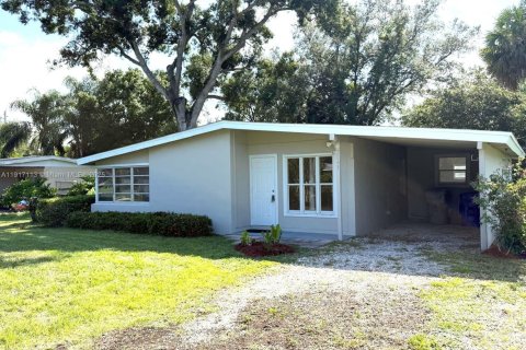 House in Vero Beach, Florida 3 bedrooms, 101.64 sq.m. № 1973394 - photo 1