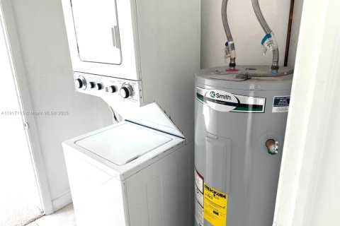 House in Vero Beach, Florida 3 bedrooms, 101.64 sq.m. № 1973394 - photo 6