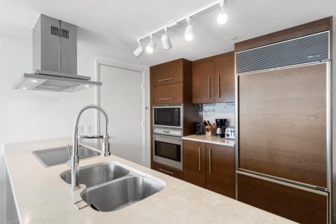 Condo in Miami, Florida, 2 bedrooms № 2401219 - photo 11