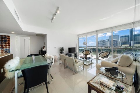 Condo in Miami, Florida, 2 bedrooms № 2401219 - photo 3
