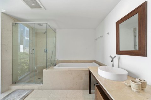 Condo in Miami, Florida, 2 bedrooms № 2401219 - photo 15