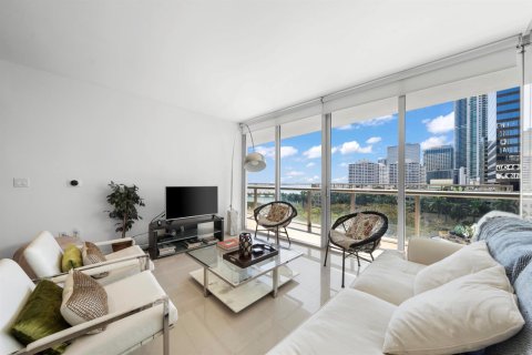Condo in Miami, Florida, 2 bedrooms № 2401219 - photo 2