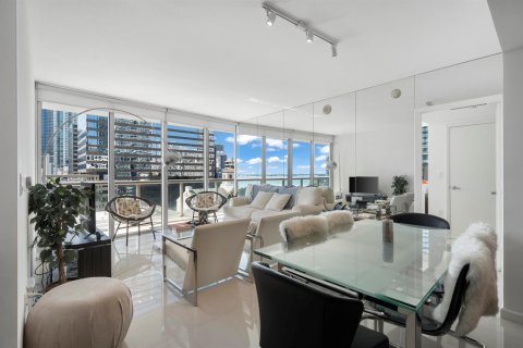 Condo in Miami, Florida, 2 bedrooms № 2401219 - photo 4