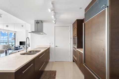 Condo in Miami, Florida, 2 bedrooms № 2401219 - photo 9