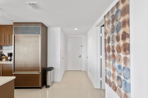Condo in Miami, Florida, 2 bedrooms № 2401219 - photo 7