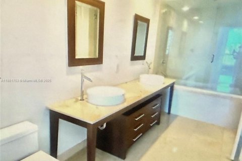Condo in Miami, Florida, 1 bedroom  № 1924713 - photo 12