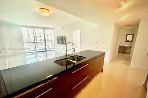 Condo in Miami, Florida, 1 bedroom  № 1924713 - photo 3