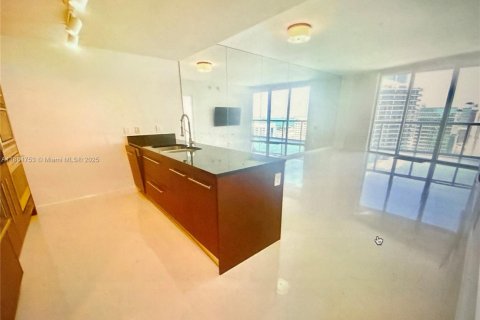 Condo in Miami, Florida, 1 bedroom  № 1924713 - photo 2
