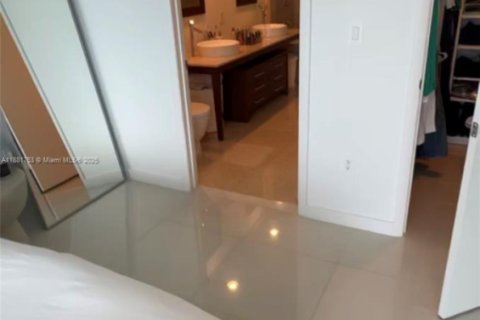 Condo in Miami, Florida, 1 bedroom  № 1924713 - photo 11