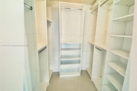 Condo in Miami, Florida, 1 bedroom  № 1924713 - photo 13