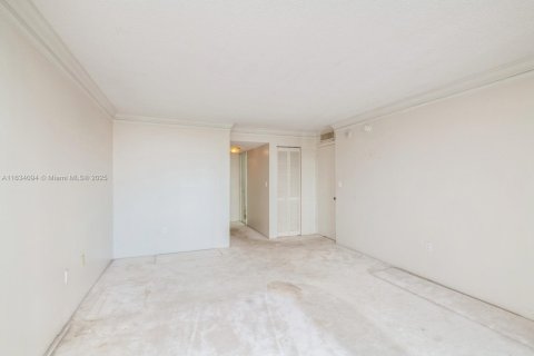 Condo in Miami Beach, Florida, 2 bedrooms  № 1867382 - photo 15