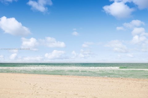 Condo in Miami Beach, Florida, 2 bedrooms  № 1867382 - photo 23