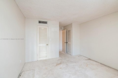 Condo in Miami Beach, Florida, 2 bedrooms  № 1867382 - photo 18