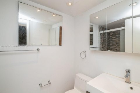 Condo in Miami Beach, Florida, 2 bedrooms  № 1867382 - photo 19