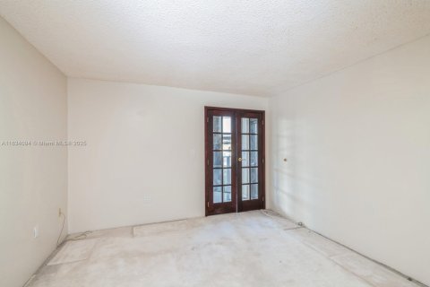 Condo in Miami Beach, Florida, 2 bedrooms  № 1867382 - photo 17